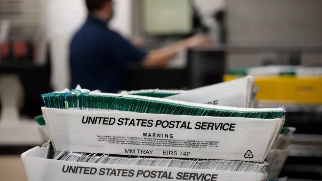 
                    Serviço Postal dos EUA pondera permitir envio de armas de fogo pelo correio
                