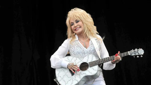 
                    Morreu Dolly Parton, ícone da música country. Tinha 80 anos
                