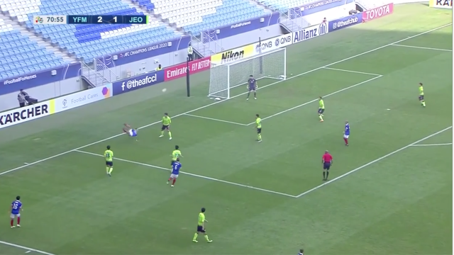 Assistir um colega com um pontapé de bicicleta? Sim, pode acontecer