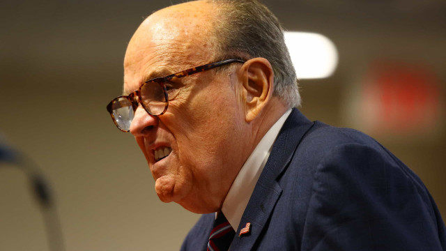 Ex-prefeito de Nova York e ex-advogado de Trump, Rudy Giuliani é hospitalizado após acidente