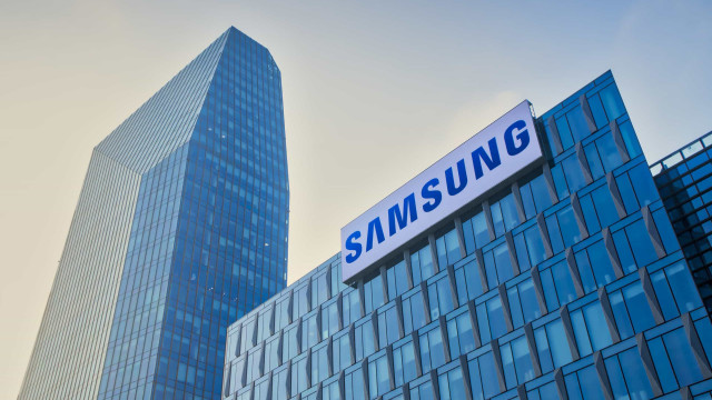 Samsung reduz produção de telemóveis em 30% devido a custos crescentes