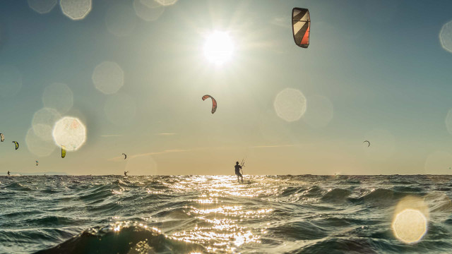 Rajada de 90 km/h atira 'kitesurfer' contra molhe da Cantareira no Douro