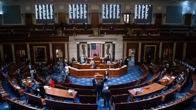 
                    Câmara dos Representantes aprova resolução para limitar Trump na guerra
                