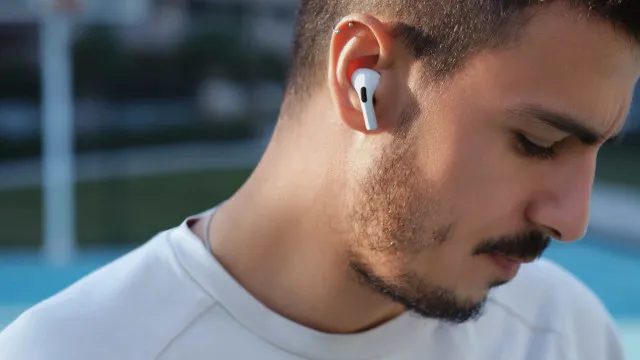 
                    Lançamento de AirPods com câmaras está cada vez mais perto
                