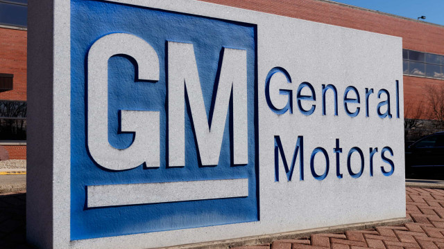 GM lucra mais que o esperado, mas alerta sobre impacto de tarifas; ação tomba 4% no pré-mercado