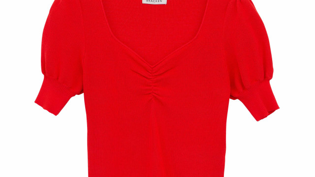 'The Black and Red Journey Starts Now!'. As peças da Molly Bracken