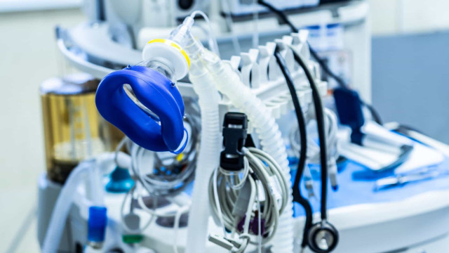 Jovem esfaqueada ao negar namoro respira sem aparelhos, diz mãe