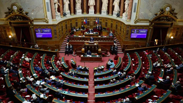 
                    Recorde da extrema-direita no senado francês a 7 meses de presidenciais
                