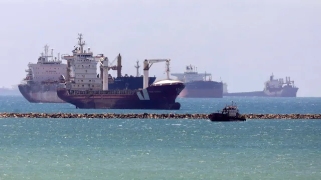 
                    Maersk e Hapag-Lloyd abrem rota a ligar Mar Vermelho a Mediterrâneo pelo Suez
                