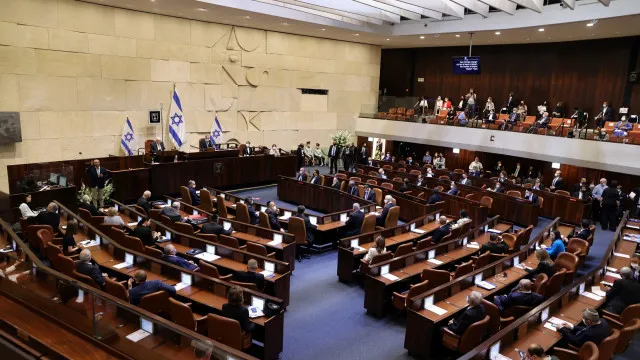 
                    Parlamento israelita começa a limitar uso de altifalantes nas mesquitas
                