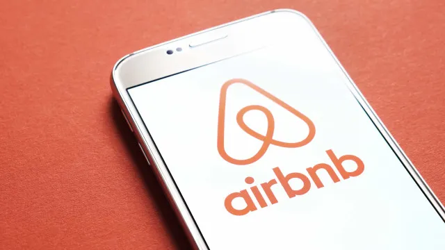 Quem lava os pratos? A questão que está a gerar conflito na Airbnb