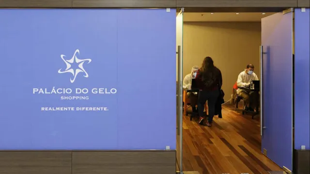 
                    Homem que matou uma mulher a tiro no Palácio do Gelo condenado a 18 anos
                