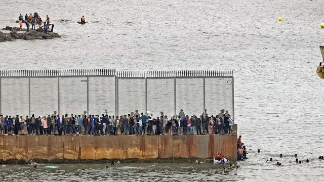 
                    Migrante nada até Ceuta e morre ao cair de colina
                