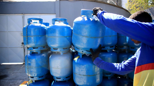 Caixa distribui vale recarga do Gás do Povo em dez capitais; veja quais são