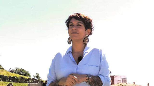 Beatriz Gosta junta-se a manifestantes. (Foto: Reprodução)