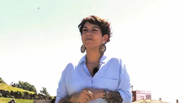 
                    Beatriz Gosta junta-se a manifestantes. 