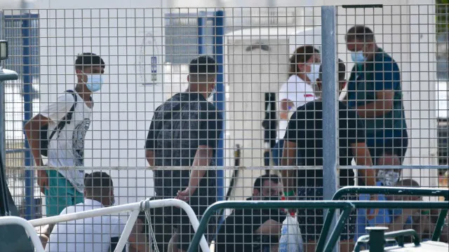 
                    Milhares de pessoas continuam a exercer pressão na fronteira de Ceuta
                