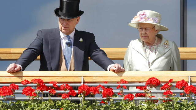 Biógrafo de príncipe André afirma que Isabel II protegeu 