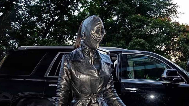 Kim Kardashian surpreende tudo e todos com look de cara tapada