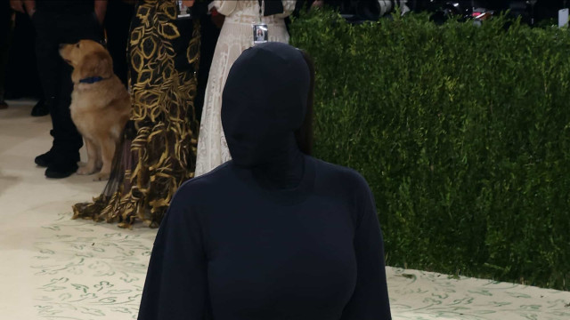 Com cara tapada e de preto dos pés à cabeça, Kim Kardashian vira meme