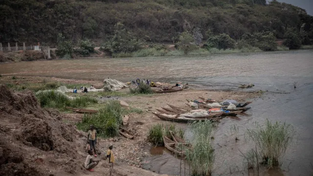 
                    12 mortos e dezenas de desaparecidos após naufrágio de embarcação no Congo
                