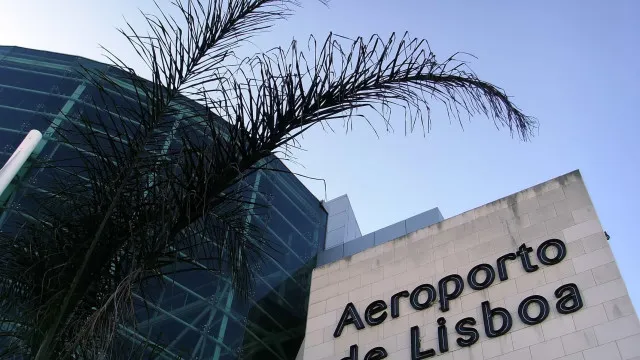 Dois homens detidos com 610 mil doses de cocaÃna no aeroporto de Lisboa