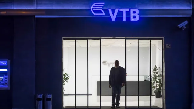 
                    Governo americano acusa banco russo VTB de ajudar Teerão
                