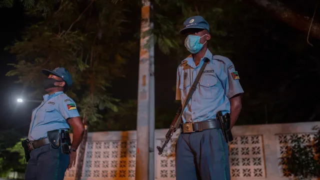 
                    Polícia moçambicana apreende 820 litros de gasolina contrabandeada
                