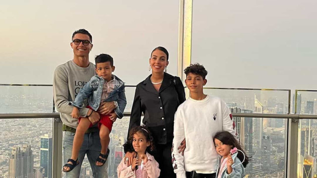 Nem Portugal, nem Espanha! Filhos de CR7 usam camisola de outro país