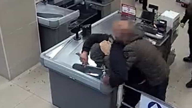 Agente fora de serviço detém assaltante em supermercado de Barcelona