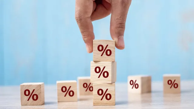 
                    Recurso a intermediários no crédito pessoal associado a TAEG mais alta
                