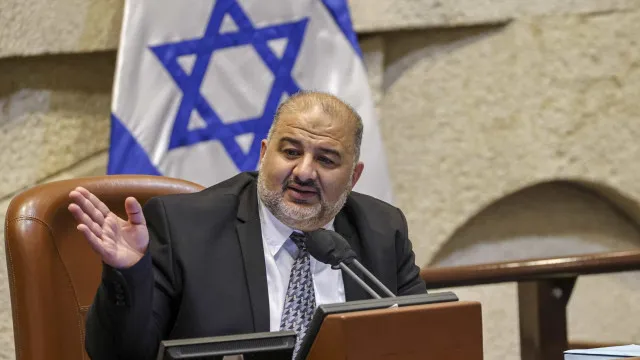 
                    Abbas espera retomar negociações de paz com novo Governo israelita
                