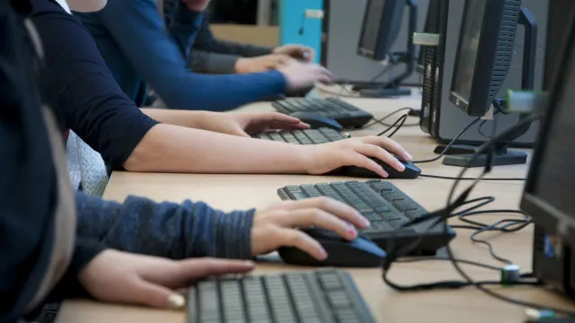 
                    Exames digitais? Ainda há problemas de conetividade nas escolas
                