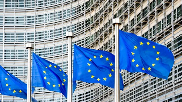 
                    Consumidores europeus apresentam queixa contra Google, Meta e TikTok
                