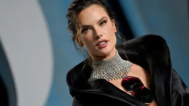 O vestido transparente de Alessandra Ambrosio na festa Victoria's Secret