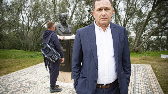 
                    Ucranianos em Portugal pedem retirada de moeda com inscrição da Rússia
                