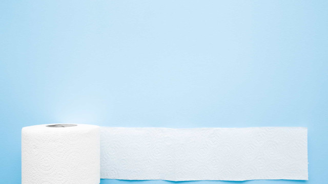 Despejar álcool no rolo de papel higiénico vai facilitar-lhe muito a vida