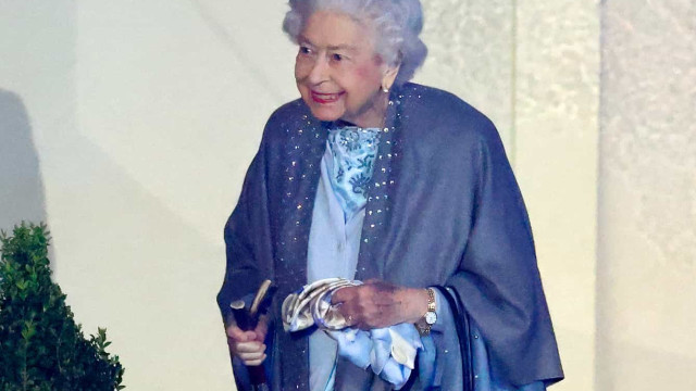 Rainha Isabel II apanhada a retocar batom em público (sem espelho)