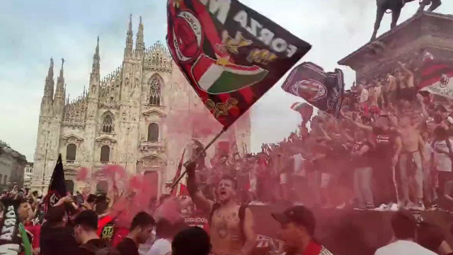Loucura total no Duomo com o título conquistado pelo AC Milan