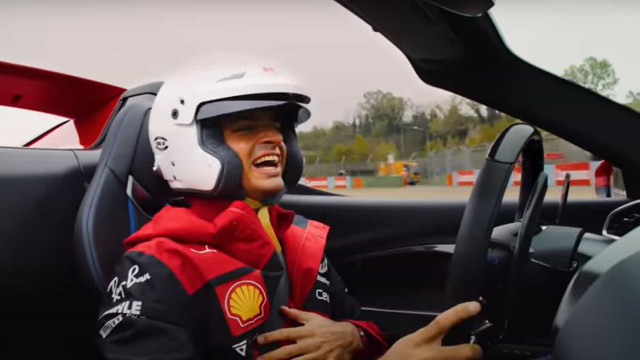 "Preciso de uma pausa". Sainz e Leclerc conduzem o novo Ferrari 296 GTS