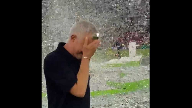 O momento em que Mourinho desaba em lágrimas na festa da AS Roma