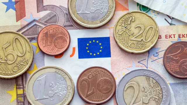 
                    Euro volta a subir após anúncio da reabertura do Estreito de Ormuz
                
