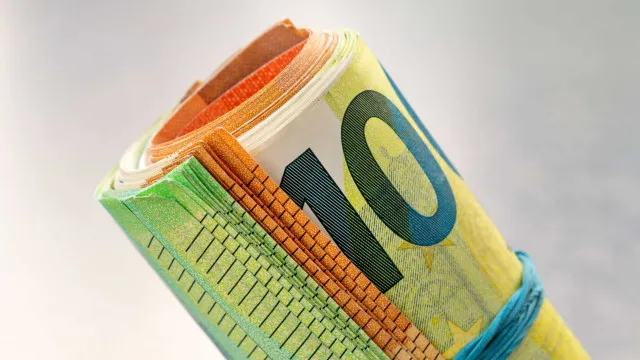 
                    Euro recua face ao dólar com mercados atentos à situação em França
                
