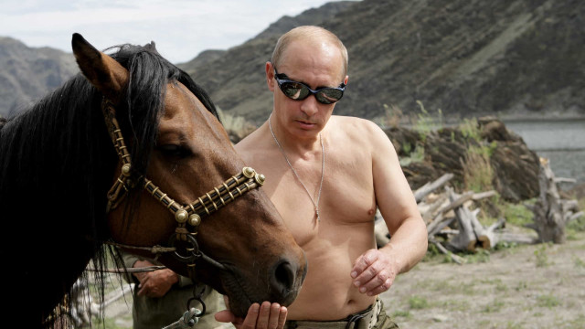 "Visão repugnante". Putin reage a provocação do G7 por fotos em tronco nu