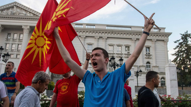 Macedónios saem à rua contra acordo com Bulgária para adesão à UE