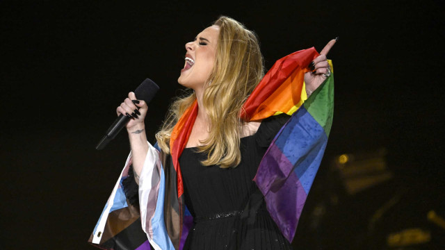Adele apoia Orgulho LGBT+ e envolve-se em bandeira arco-íris