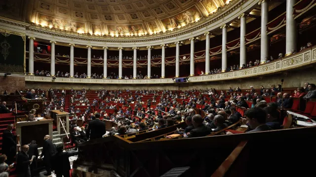 
                    Parlamento francês aprova restituição de obras saqueadas na colonização
                