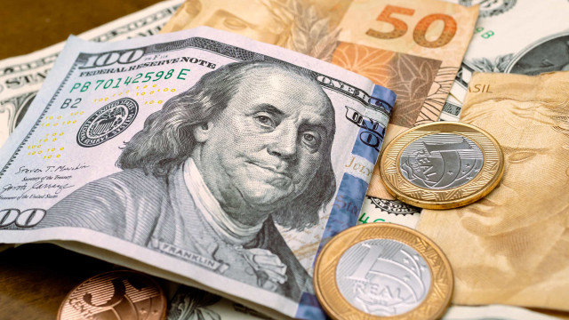 Dólar cai a R$ 5,28 e Bolsa ultrapassa 146 mil pontos após corte de juros pelo Fed