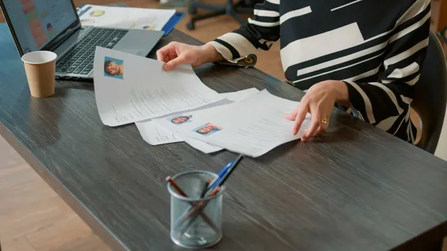 
                    Dirigentes nas administrações públicas aumentaram 1,3% no final de 2025
                
