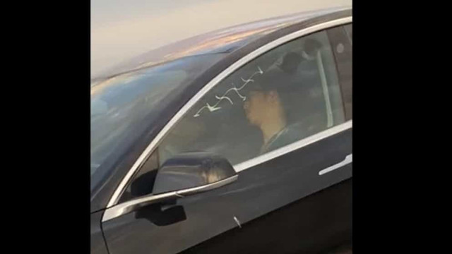 Condutor de Tesla filmado a dormir em plena autoestrada